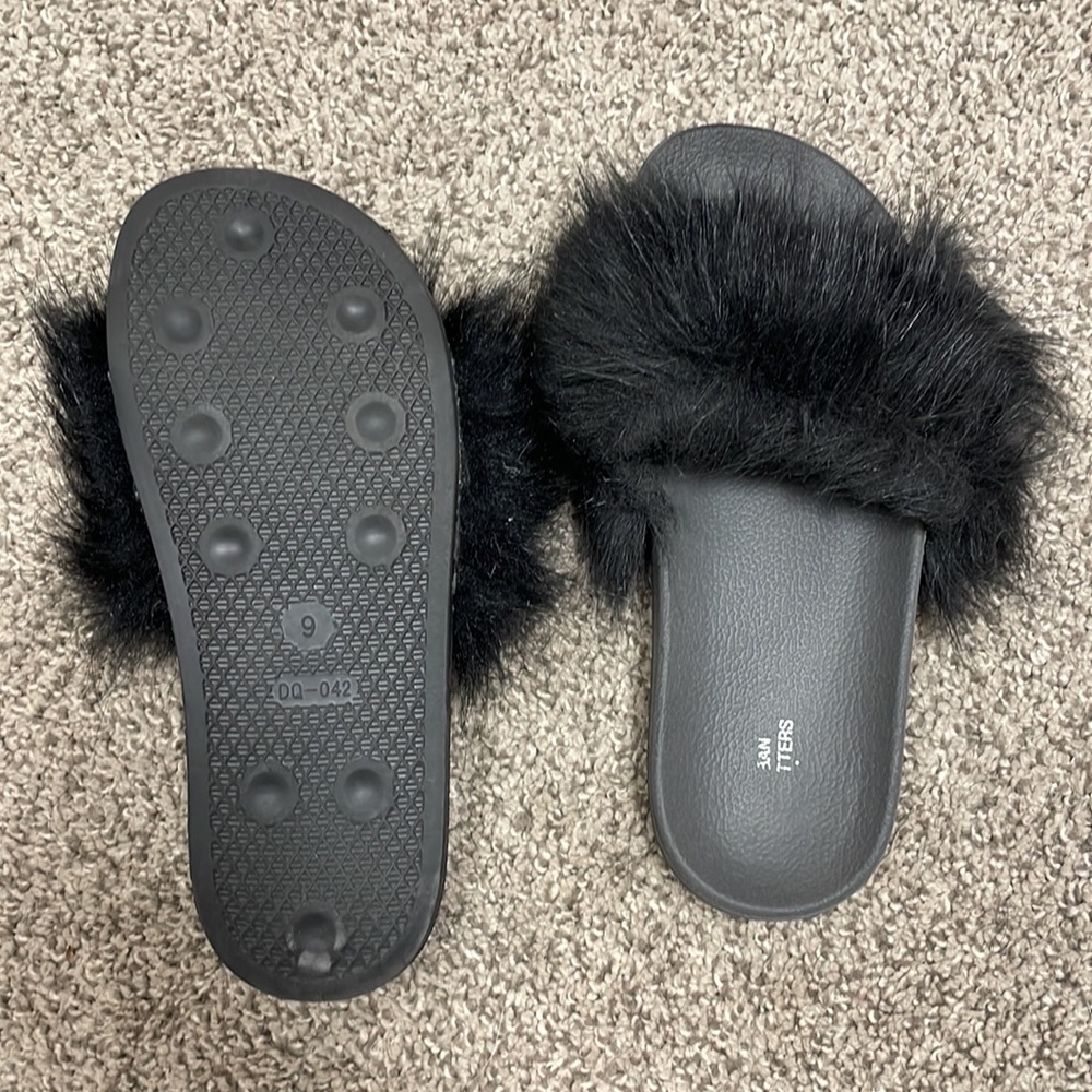 Urban Outfitters black fuzzy slide size 9 - Picture 2 of 2